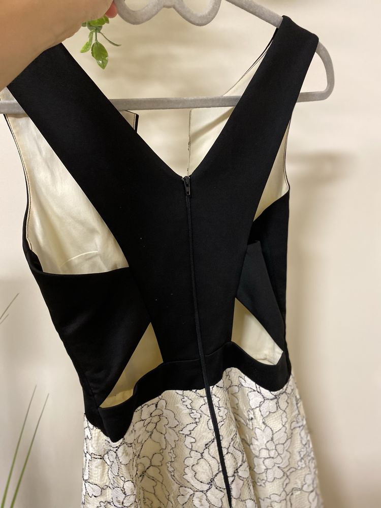 Elegancka koronkowa sukienka s 36
