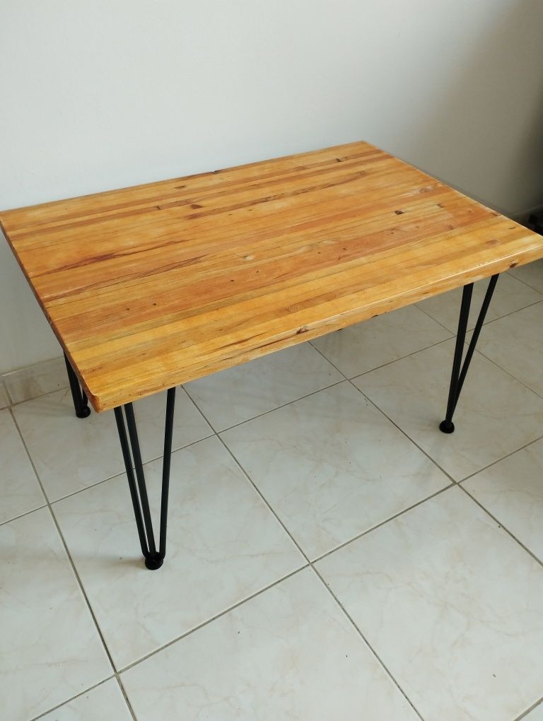 Mesa de centro em Madeira