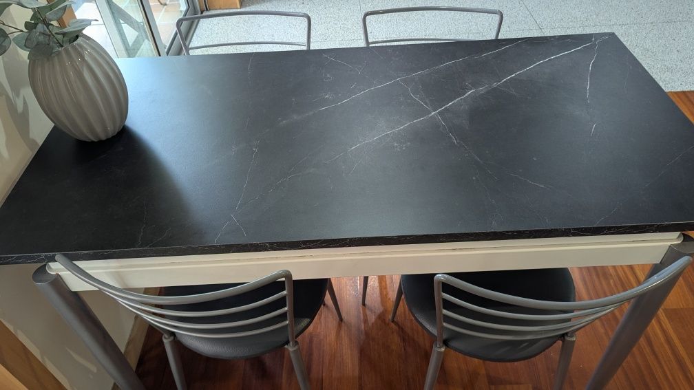 Mesa e 4 cadeiras