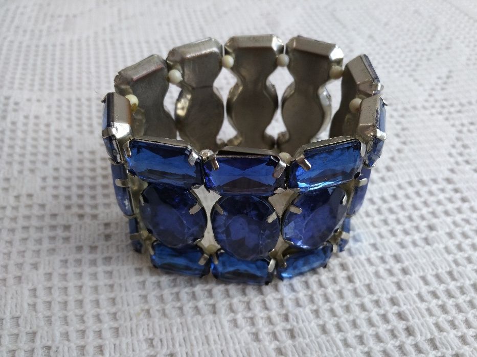 Pulseira com brilhantes de cor azul