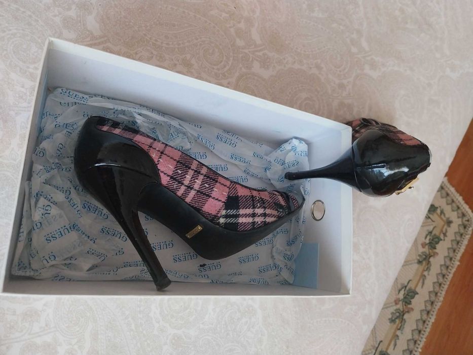 Sapato de senhora tamanho 39, com salto alto da Guess