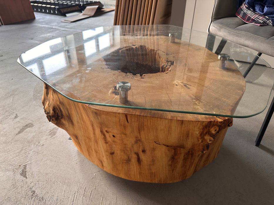 Stolik kawowy wykonany z pnia topoli