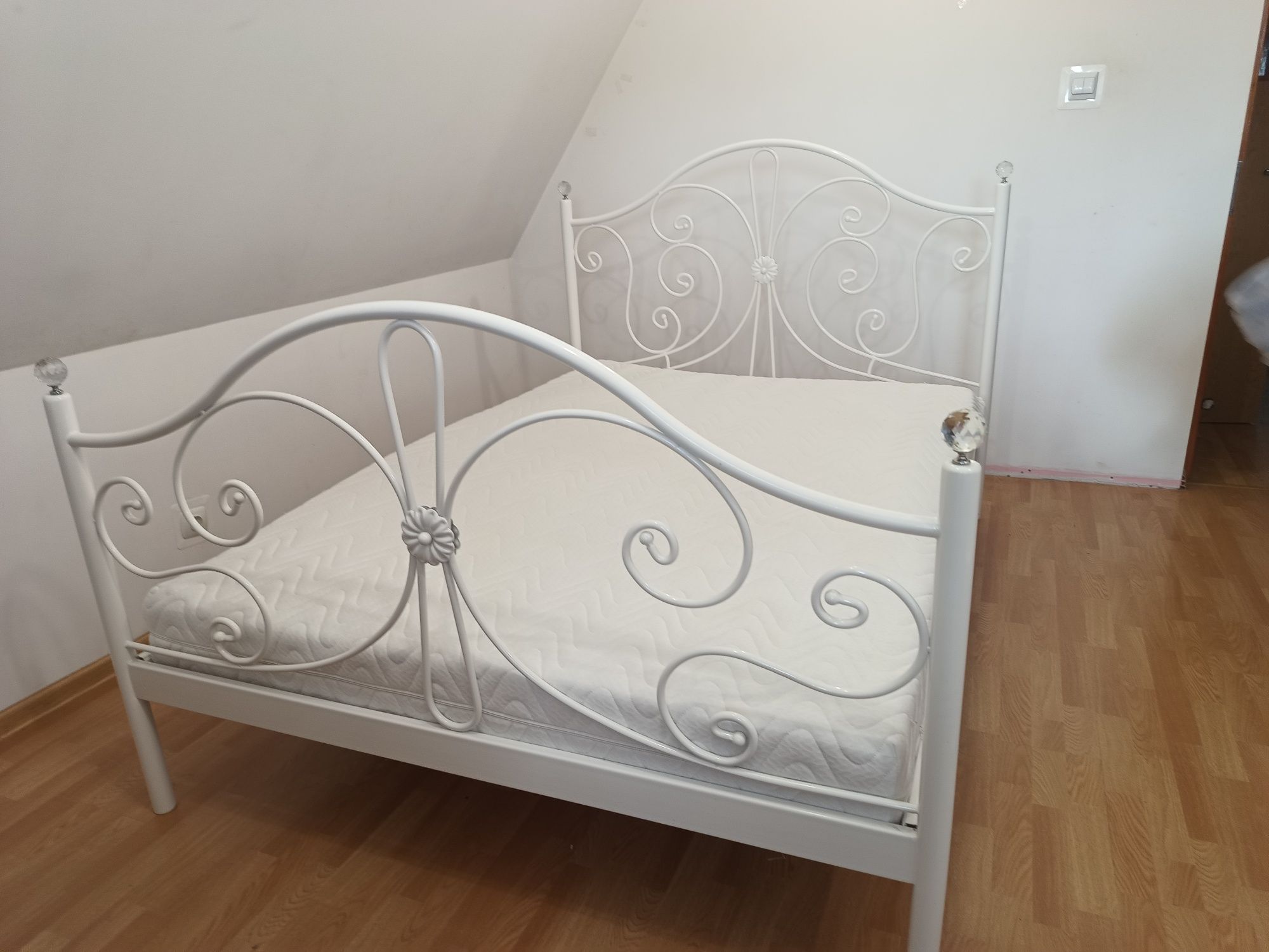 Łóżko metalowe skręcane z materacem