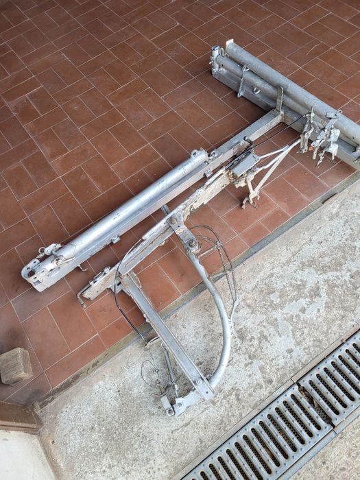 Maquina para suporte de motosserra fazendo serviço com pouco esforço