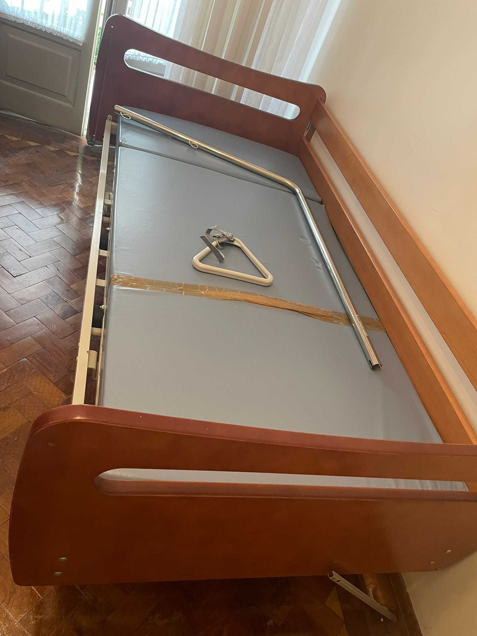 Cama articulada elétrica (com barras laterais amovíveis e apoio)