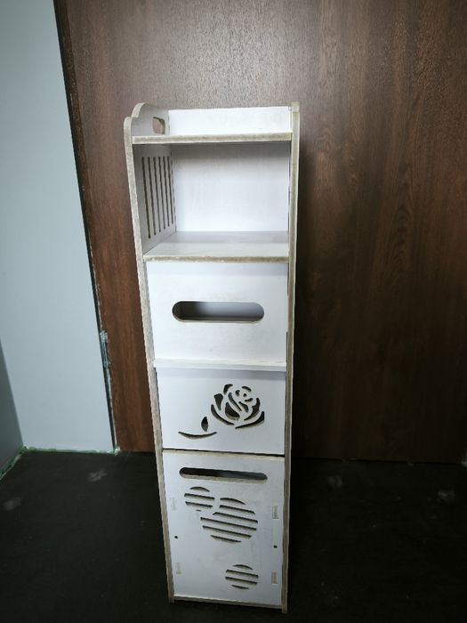 Mała szafeczka do łazienki lub przedpokoju.