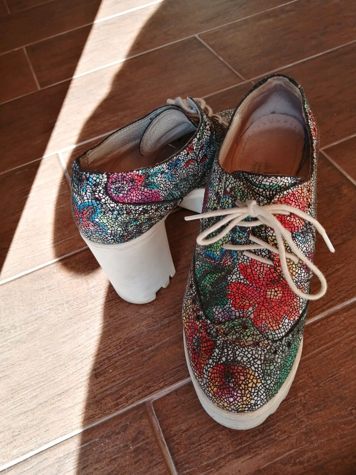 Sapatos compensados multicolores