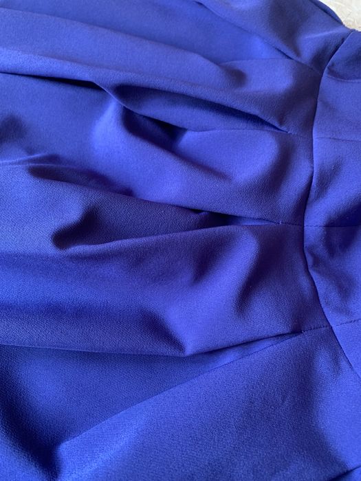 Сукня кольору електро