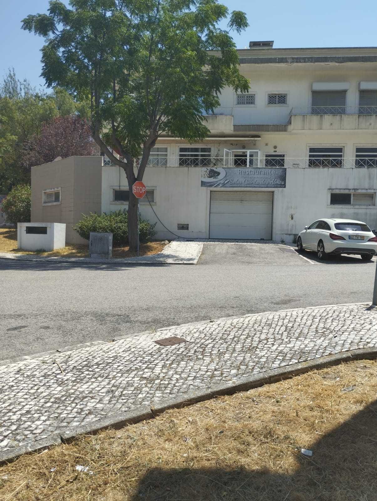 Vende-se 2 Lojas Comerciais em Vialonga –Garagem para até 6 Carros!