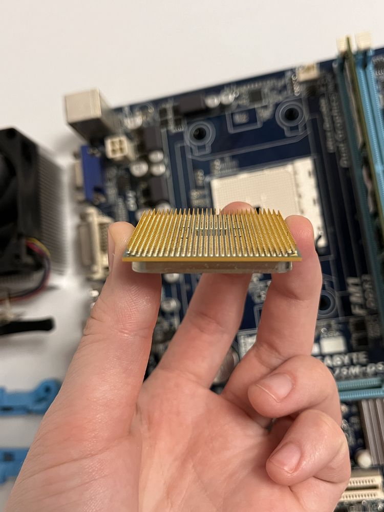 Мат плата GIGABYTE GA-A75M-DS2 + процесор AMD A8-3800 Series ОЗУ 4gb