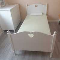 Piekne białe łóżko drewniane