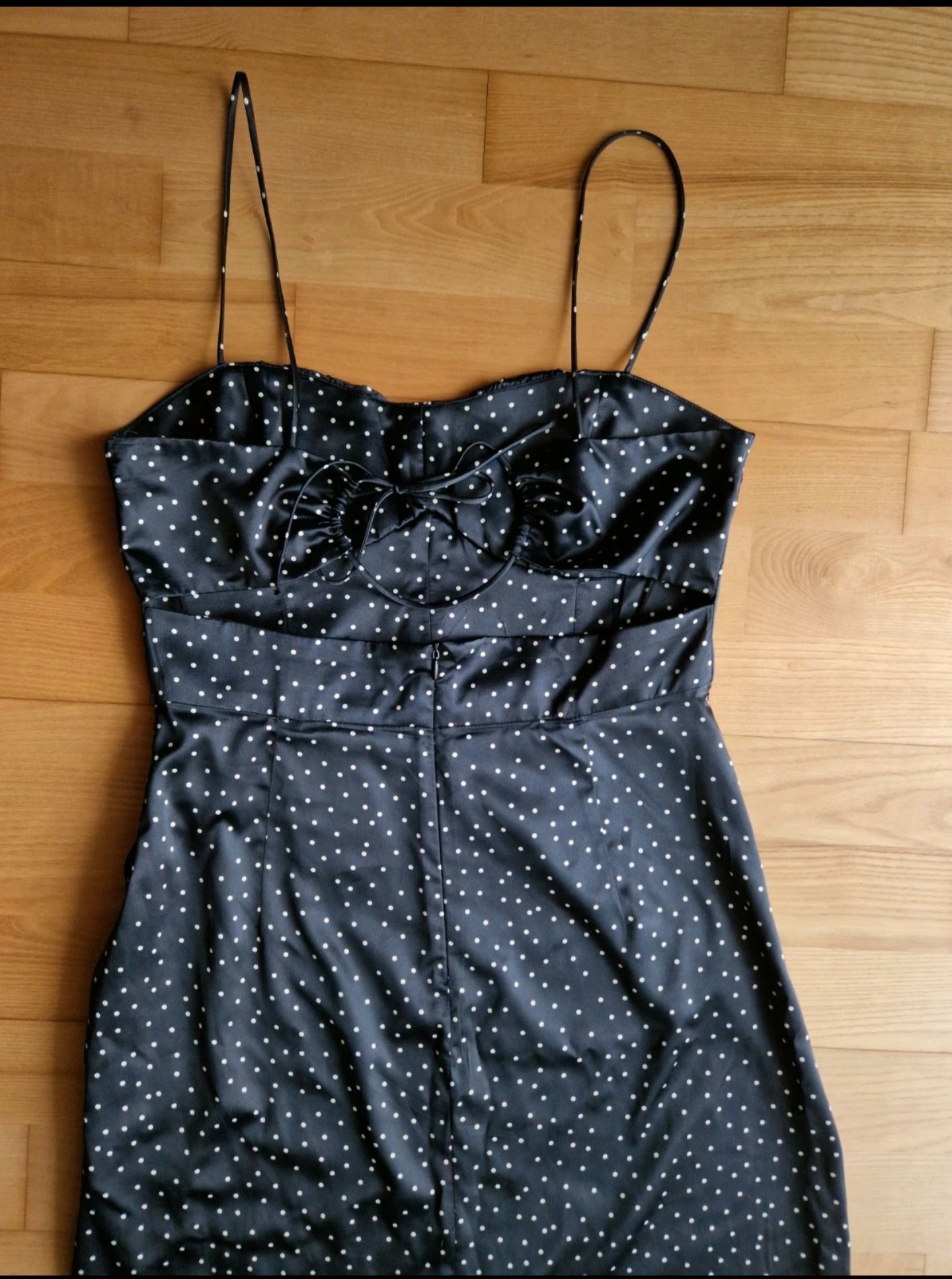 Czarna nowa sukienka w kropki z wiązaniem na plecach