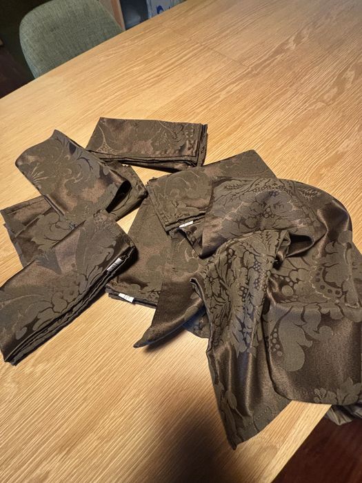 Corre-mesa e sete guardanapos iguais.