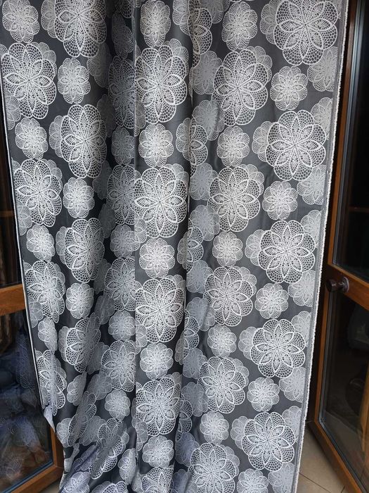 zasłony z metra KWIATY HAFT 3D  biel/grafit , szer 145 cm DOBRA CENA