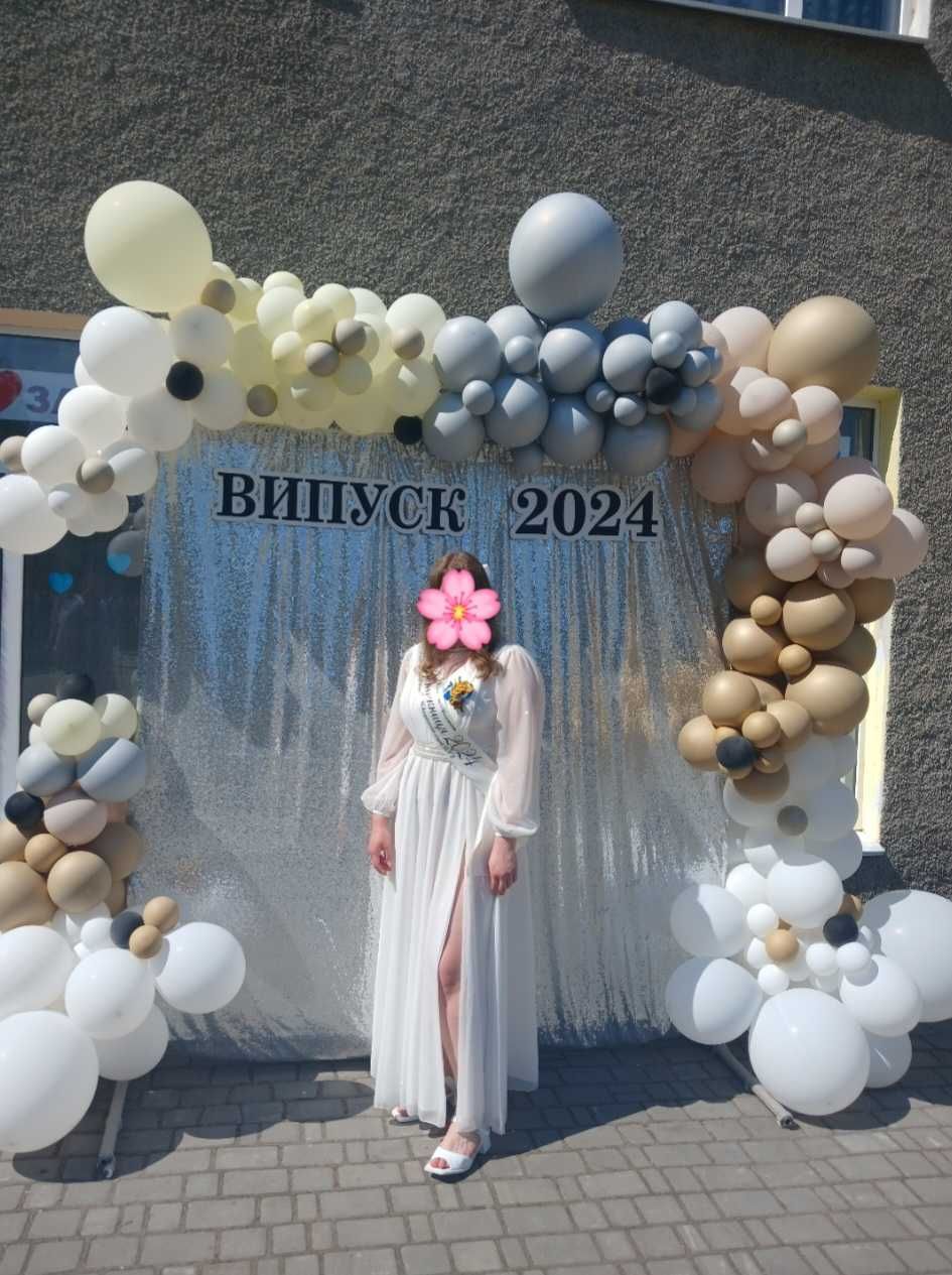 Сукня на випускний або весілля.