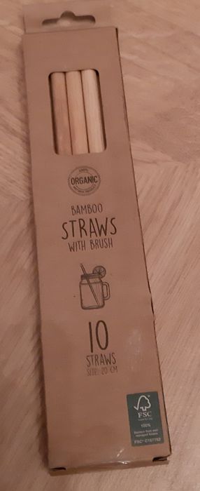 Różne przybory kuchenne i akcesoria domowe.