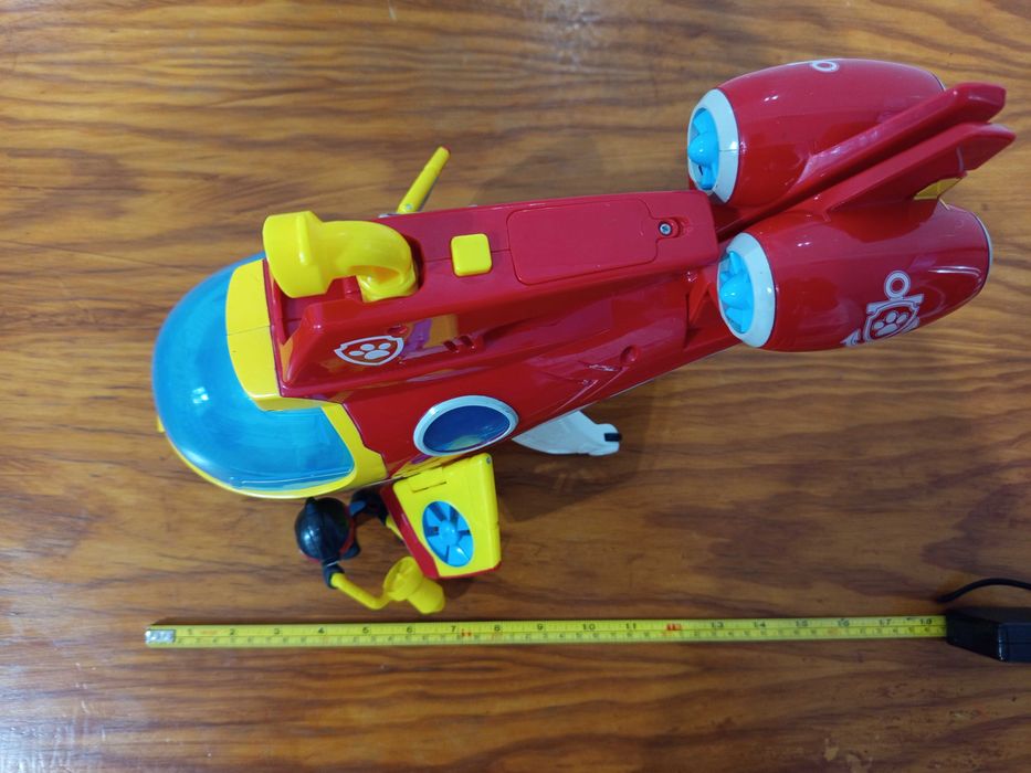 Submarino patrulha pata com figura