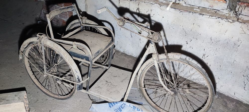 Triciclo antigo adaptado para paraplégico
