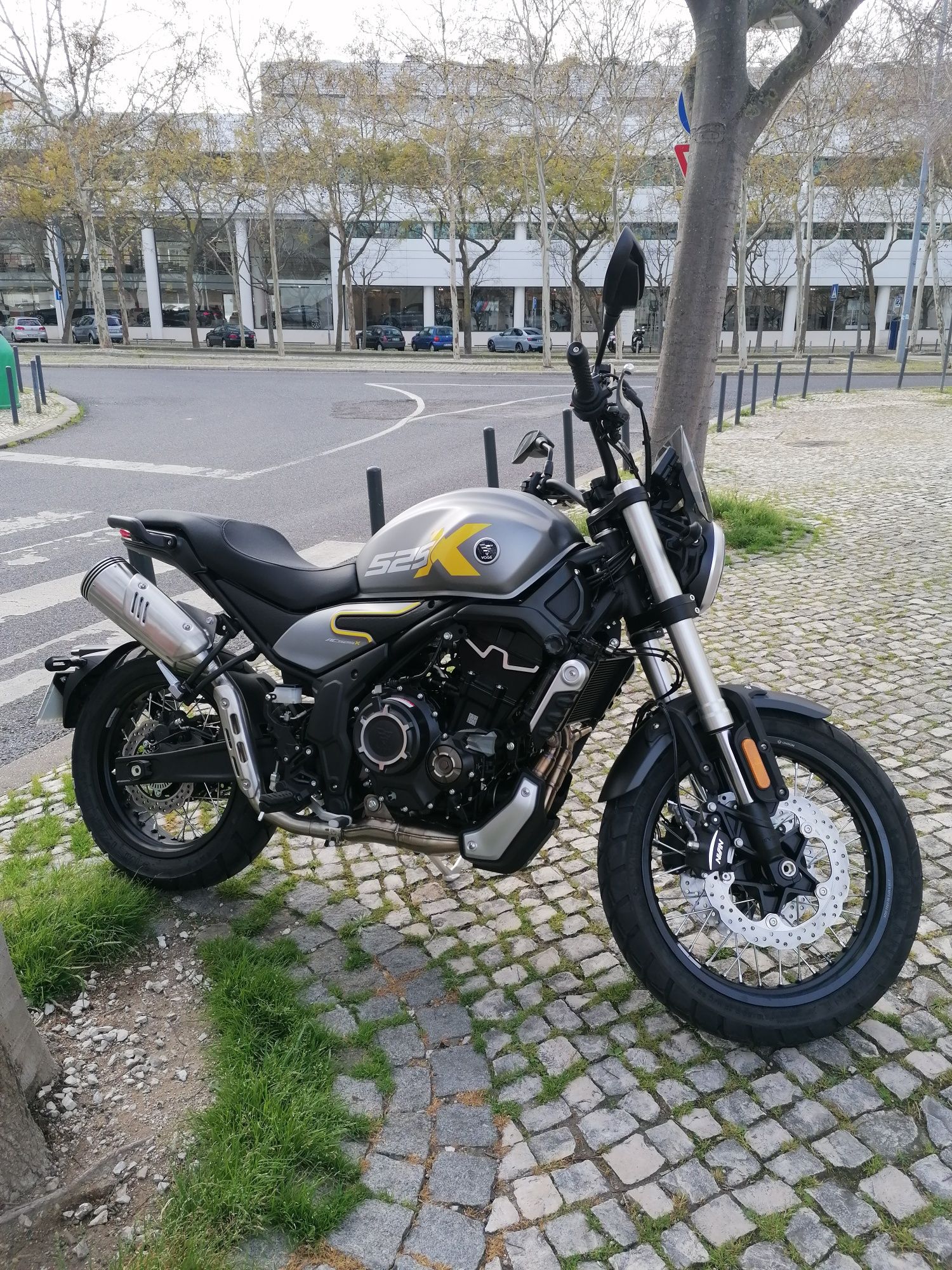 Voge 525 acx, tipo scrambler