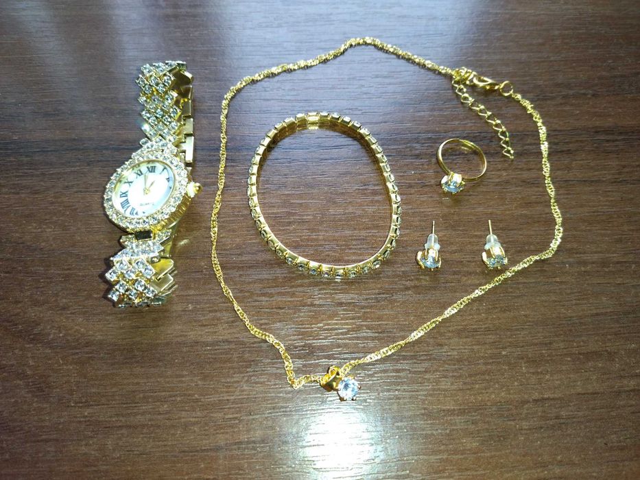 Набір біжутерії - годинник,браслет,сережки,ланцюжок, кільце.