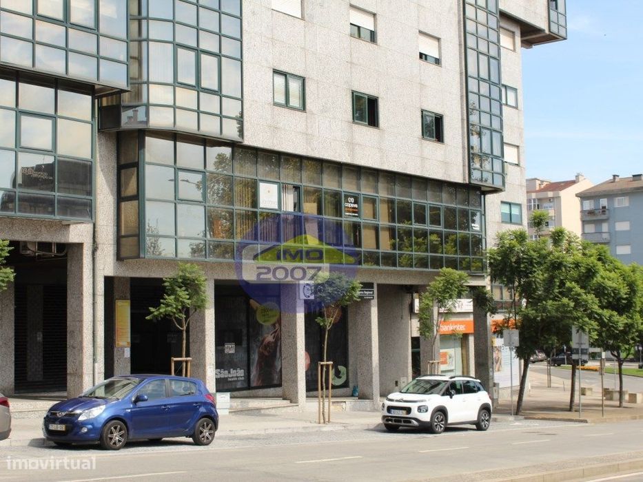 Loja com 1053m2 no centro de São João da Madeira