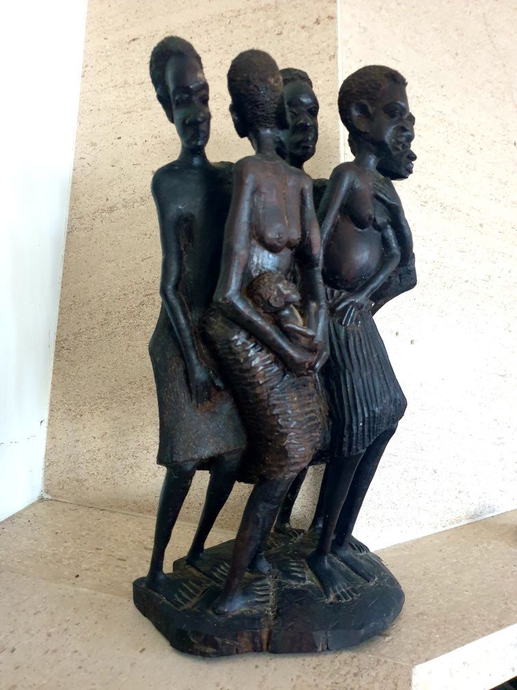 Fantástica antiga escultura de um grupo de pessoas africanas