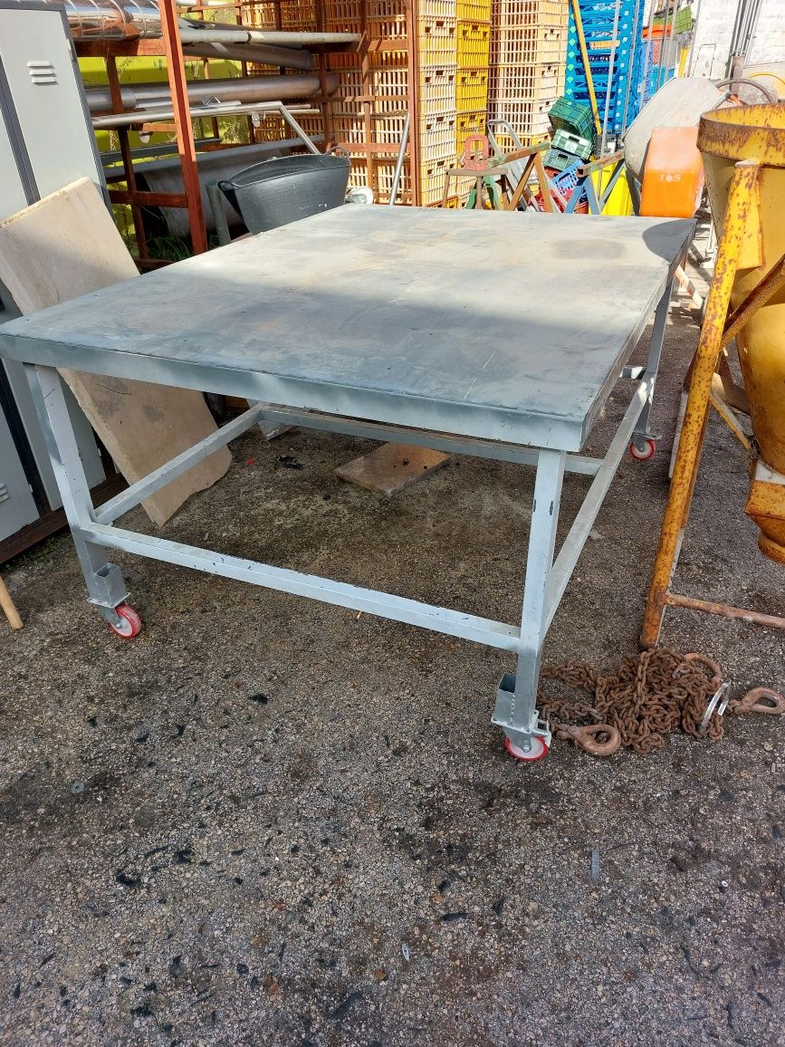Mesa em ferro com rodas 180 x 137 x 93