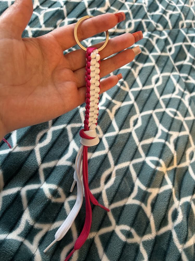 Porta chaves em branco e rosa choque