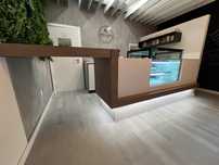 Balcão em madeira lacada + Vitrine refrigerada