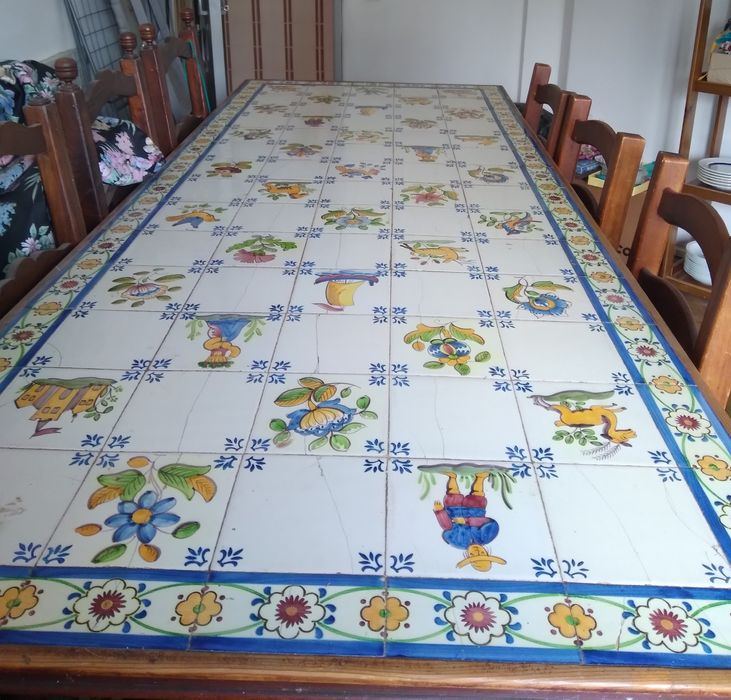 Mesa madeira com tampo de azulejo pintado