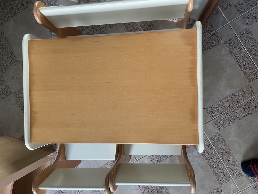 Mesa para quarto de criança