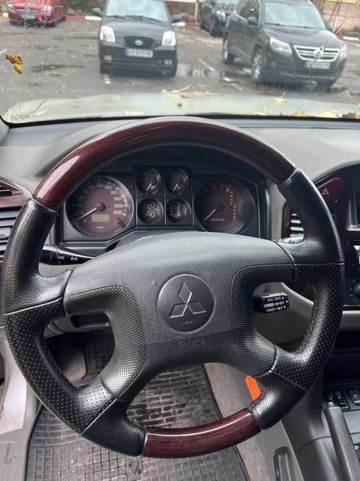 Міцубісі Паджеро,надійний джип,все працює.