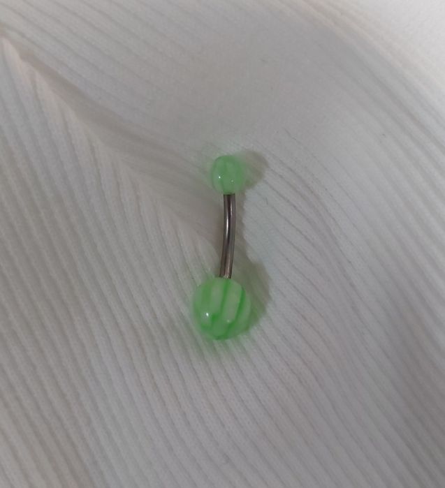 Zielono-biały kolczyk do pępka