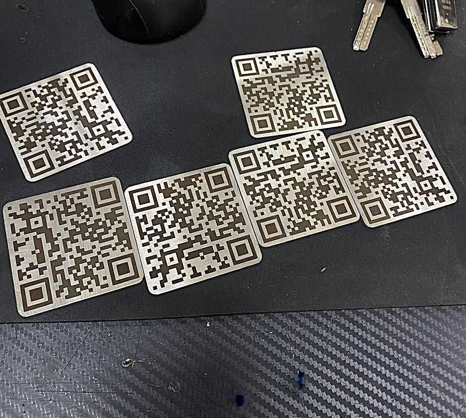 Таблички на пам'ятник з qr кодом