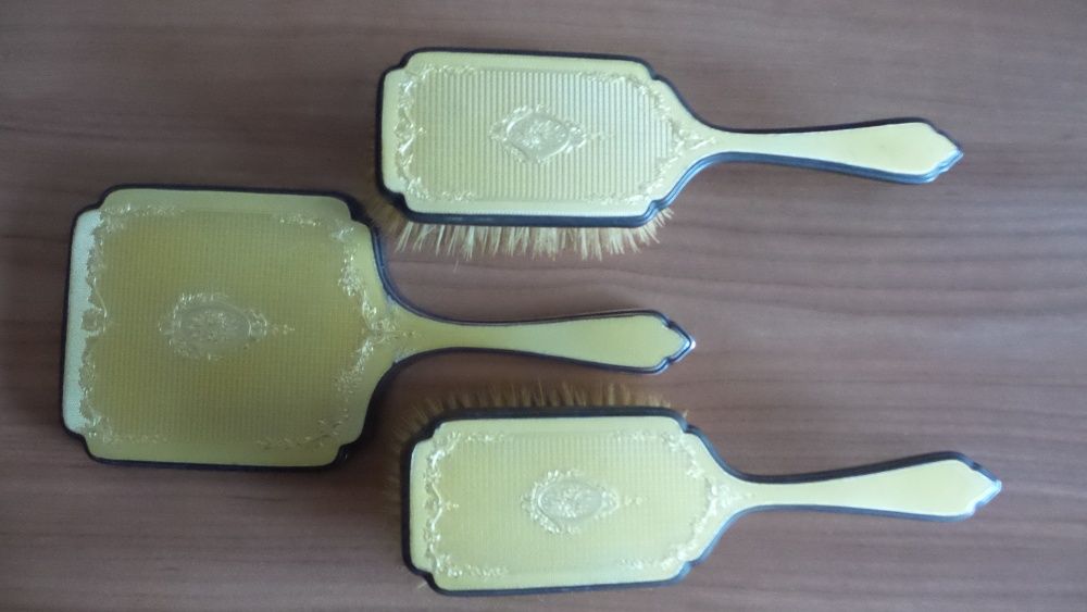 Conjunto de espelho e duas escovas em prata