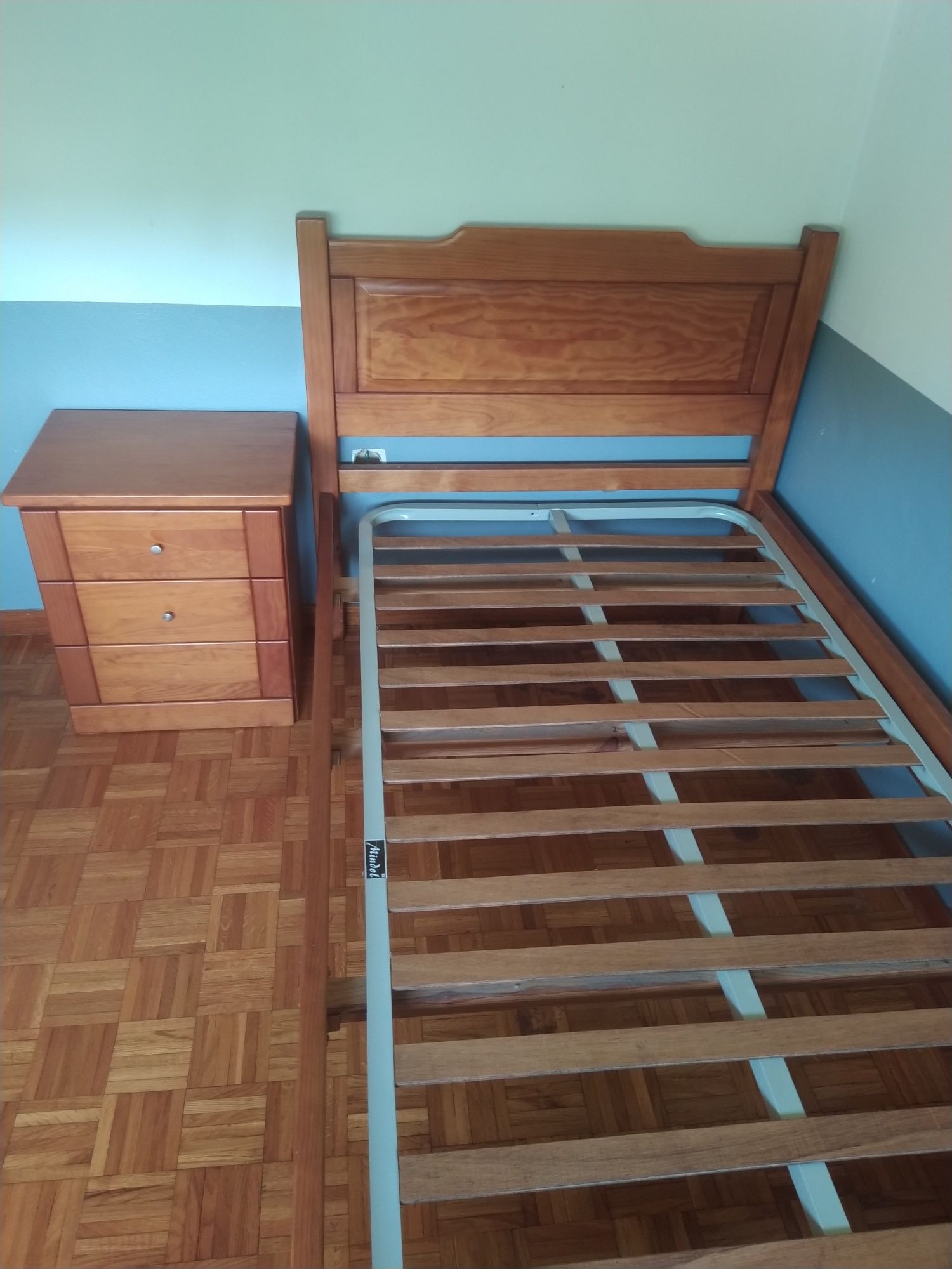 Cama individual com mesinha de cabeceira