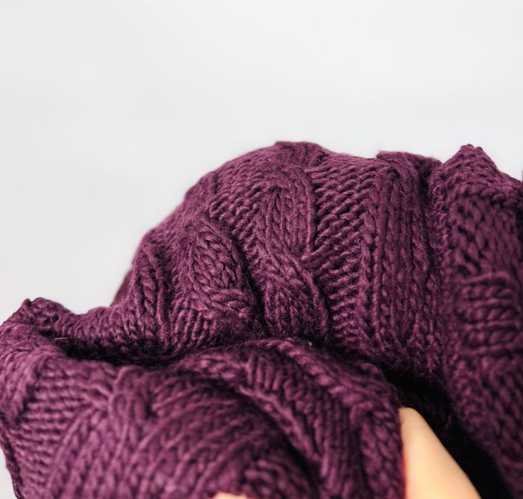 Śliwkowe poncho z golfem i frędzlami Warehouse oversize