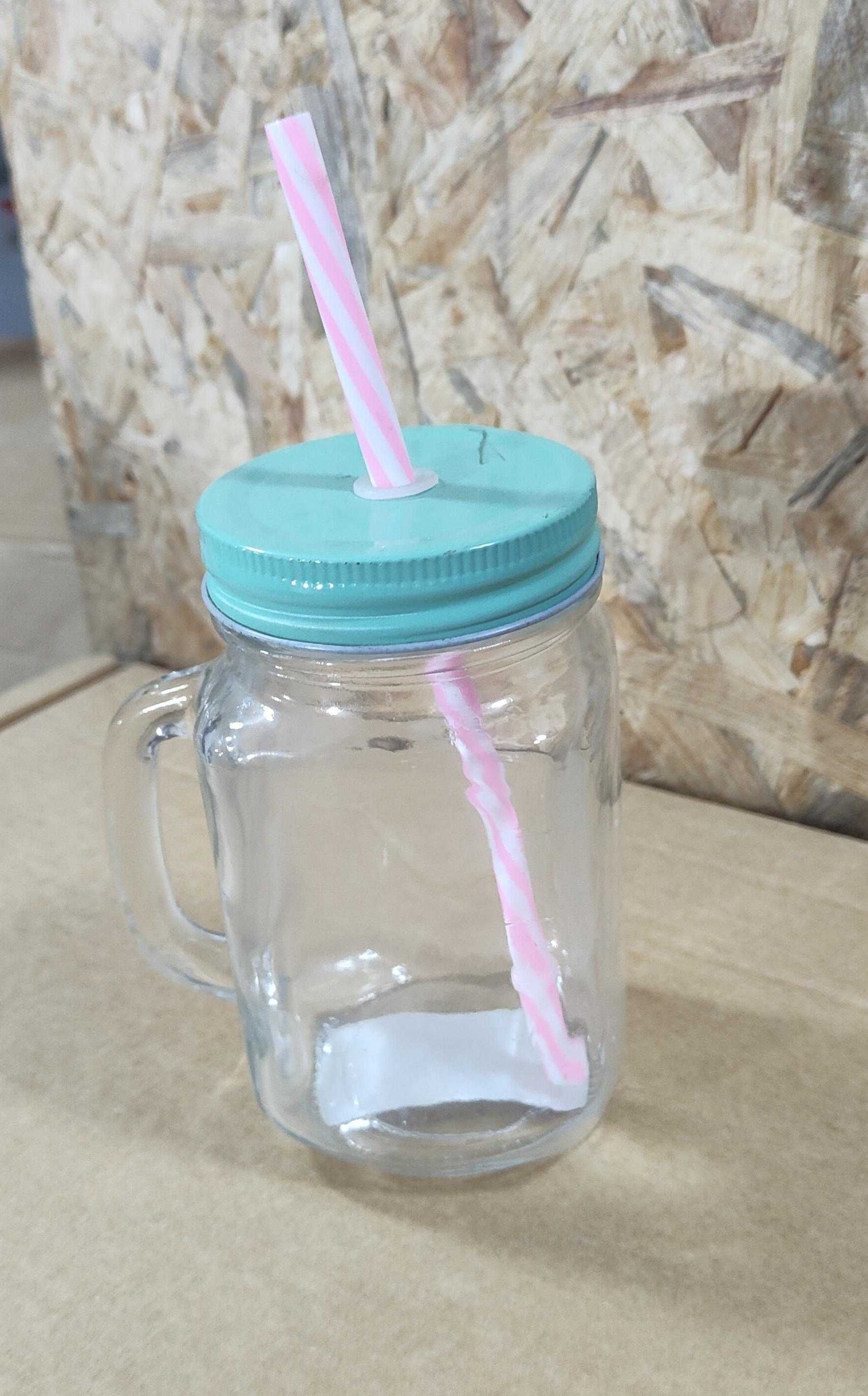 Caneca com tampa e palhinha