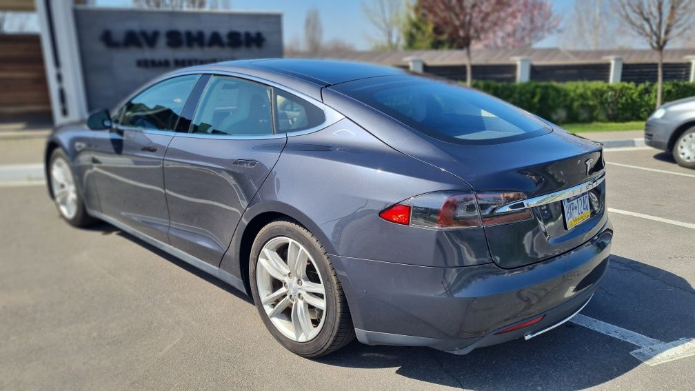 Tesla Model S 2015