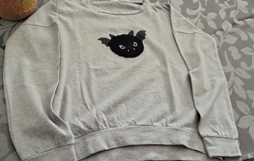 Sweatshirt cinza com morcego - tamanho 11/12 anos