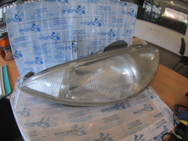 Farol 9632689380 67735770 PEUGEOT 206 2000 1.9D 70CV 3P BRANCO ESQ H4 ORIGINAL VALEO Danificado