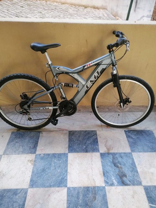 Bicicleta BTT alumínio e suspensão total