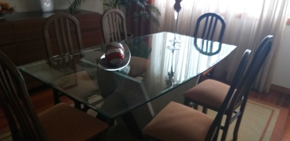 Sala completa com espelho