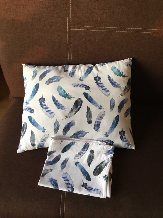Poduszka z niebieskimi piórami boho 40x50 cm