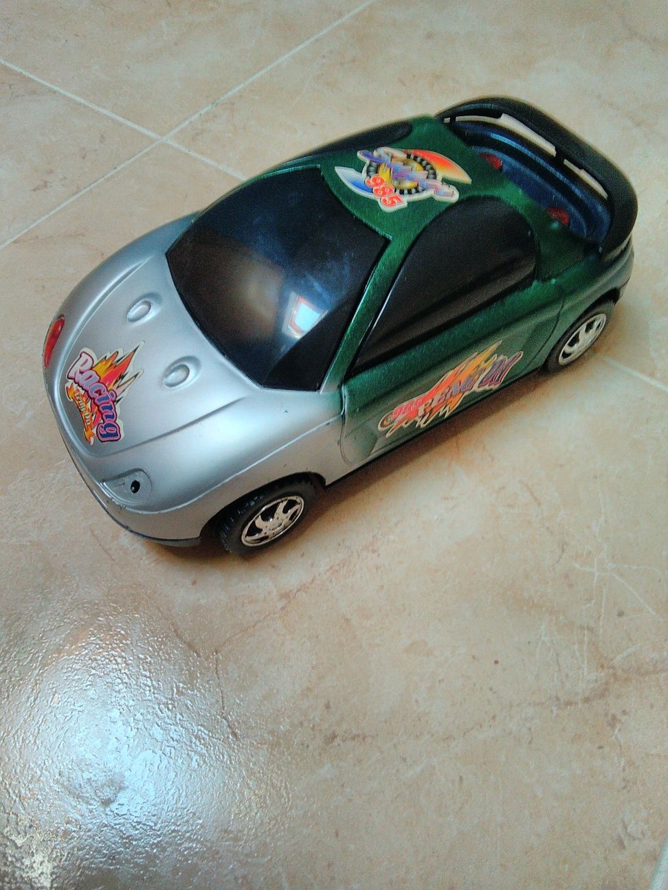Carro de brincar em bom estado