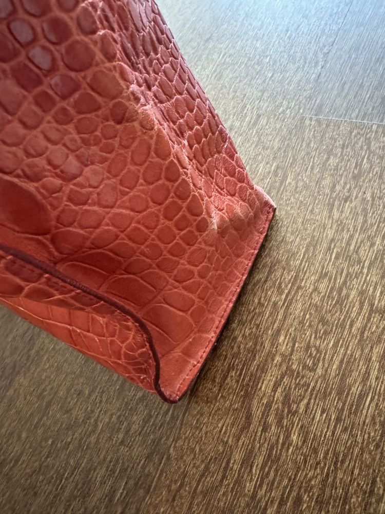 Mala Furla com divisória interior e fecho