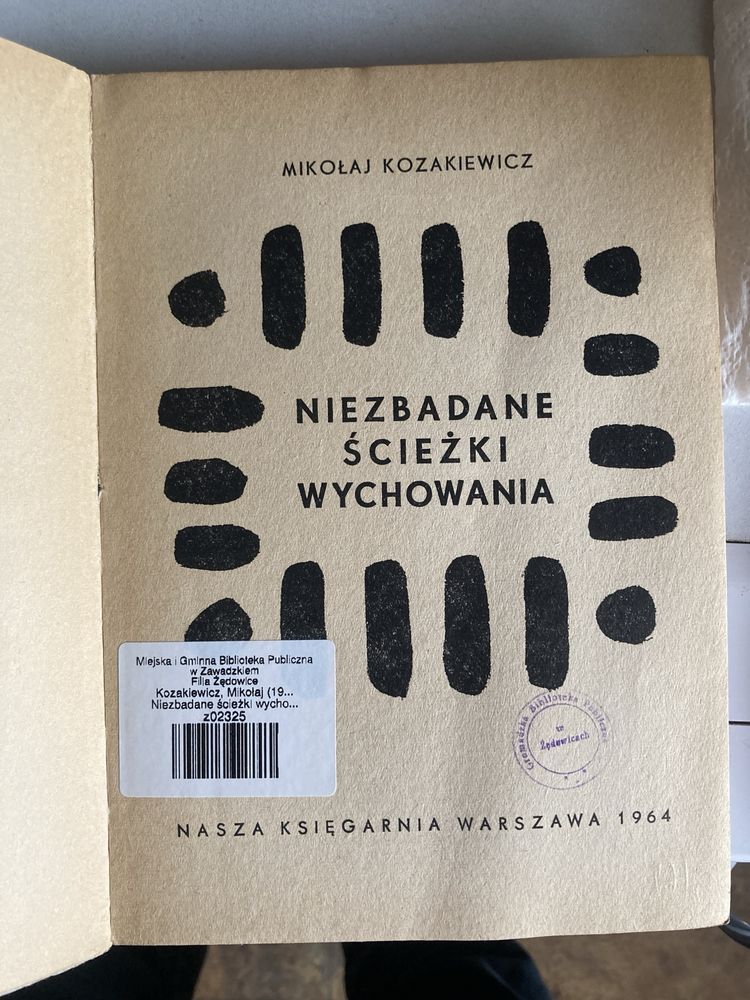 Ksiazka pt,,Niezbadane ścieżki wychowania”1964 rok