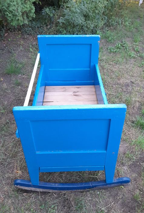 Drewniana kołyska na biegunach