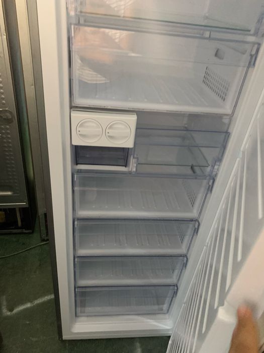 Arca Beko congeladora cinza