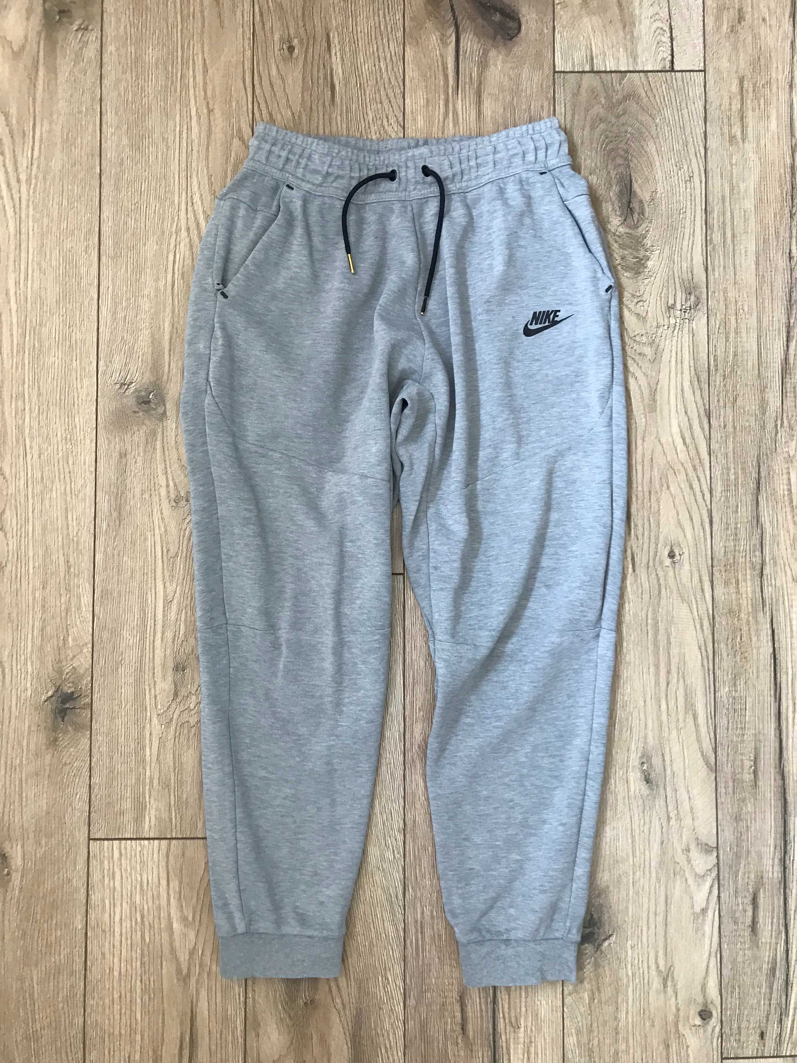 Spodnie dresowe Nike Tech-Fleece rozm. S